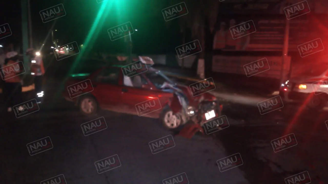 Con lesiones leves resulta un automovilista al ser embestido por una camioneta