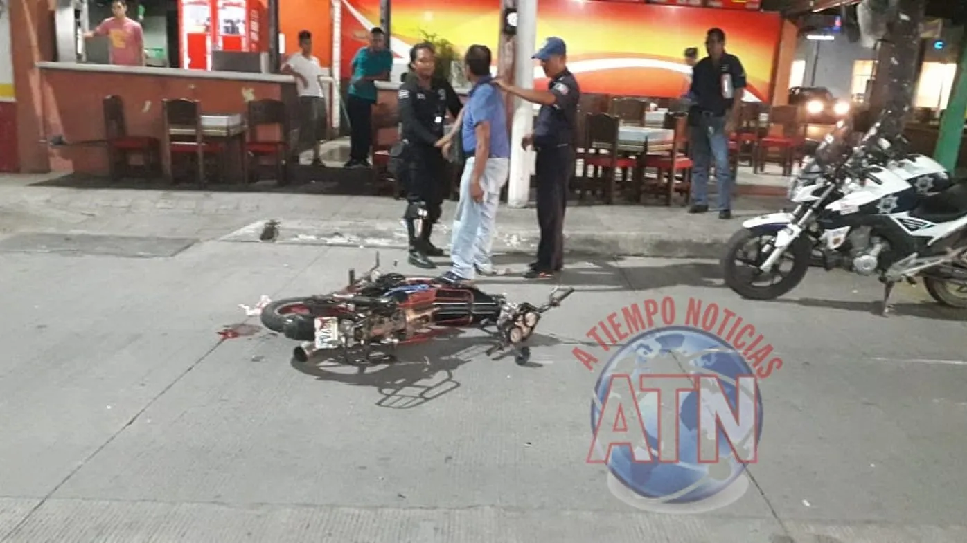 Abandonan motocicleta tras ser impactado por un taxista