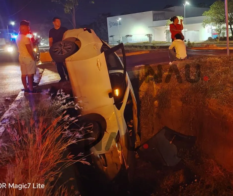 Auto termina en canal pluvial del par vial de Tapachula; no hubo personas lesionadas