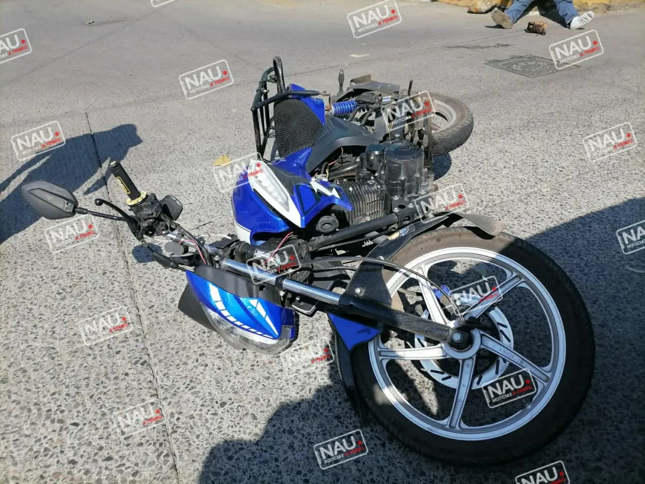 Motociclista lesionado al ser impactado por una combi colectiva.
