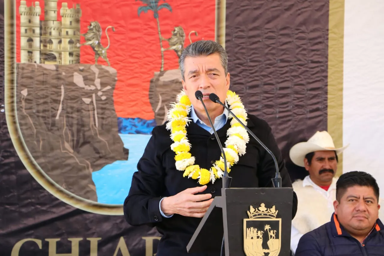Inaugura Rutilio Escandón red de energía eléctrica en la localidad Nuevo Corral Chén El Ángel, en SCLC
