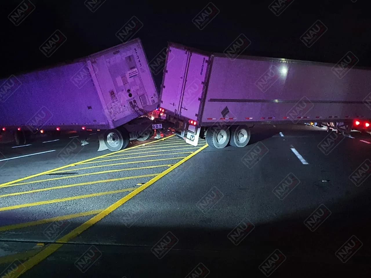 Tráiler se atravesó en el Puente Cahoacán