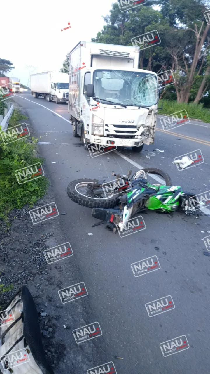 Muere motociclista al chocar de frente contra un vehículo.