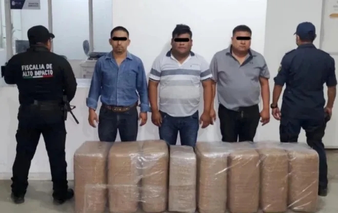 FGE decomisa cargamento de droga y detiene a tres personas en Arriaga