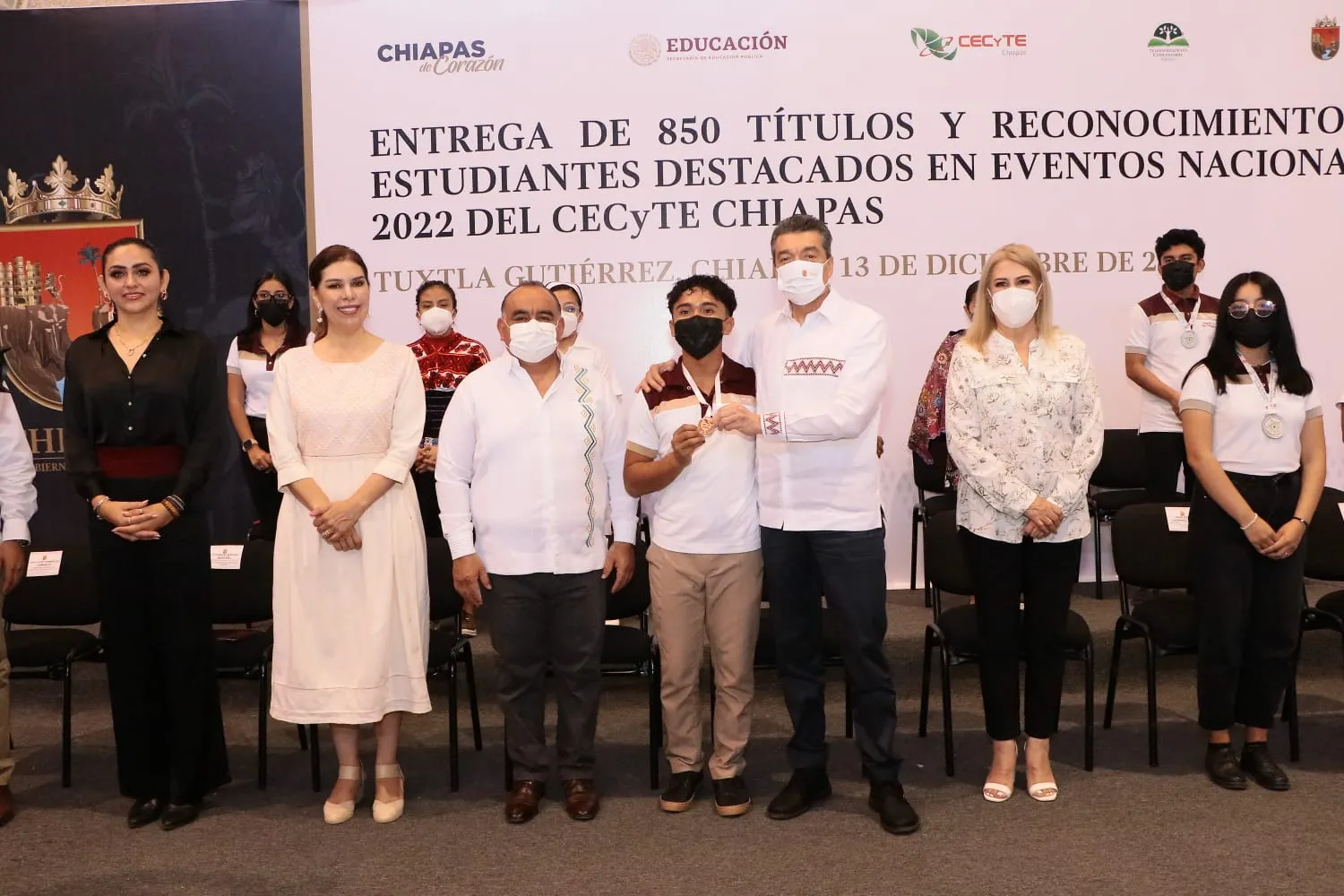 Entrega Rutilio Escandón reconocimiento a estudiantes destacados y títulos a egresados del CECyTE Chiapas