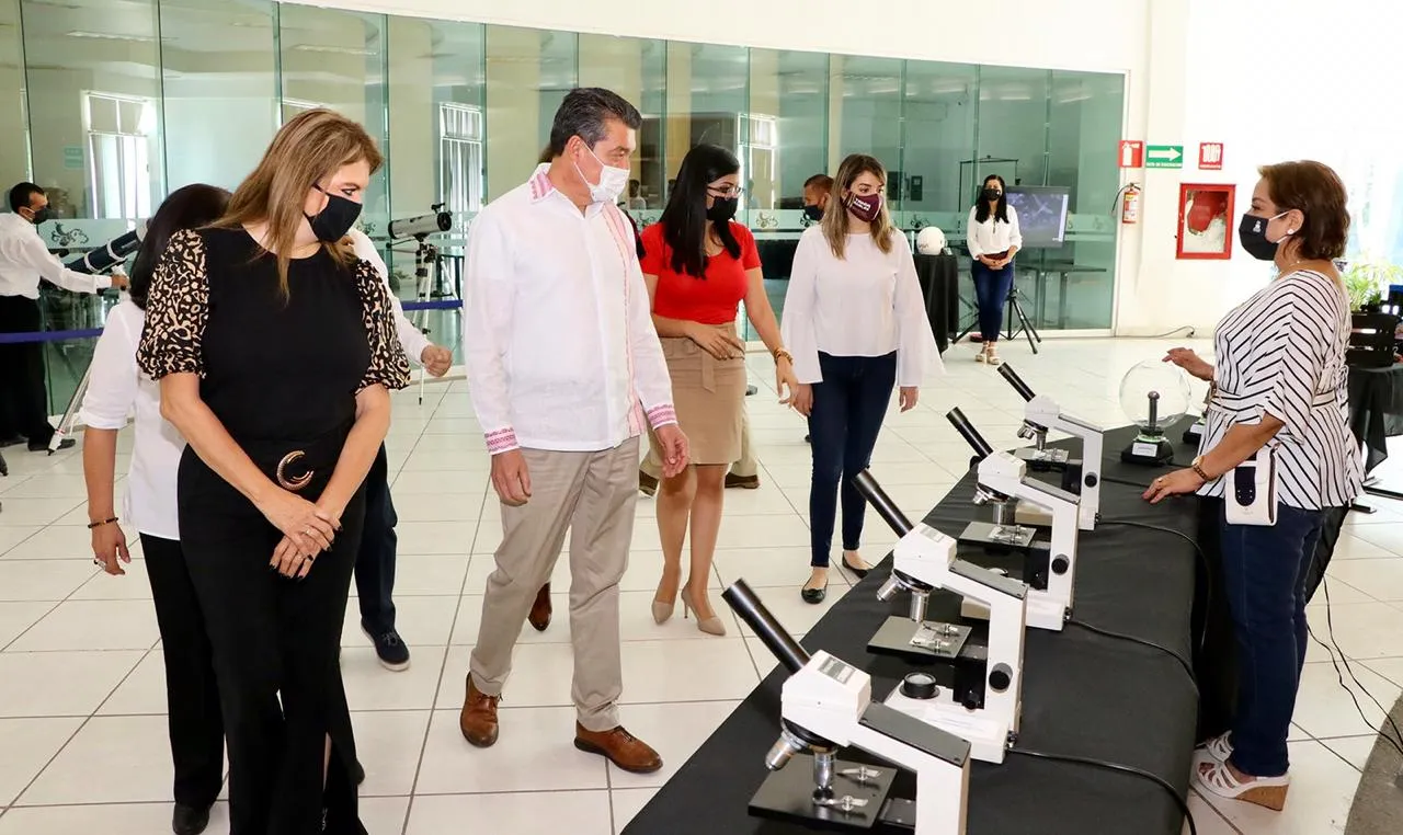 Entrega Rutilio Escandón bienes informáticos y proyectos productivos al Cobach