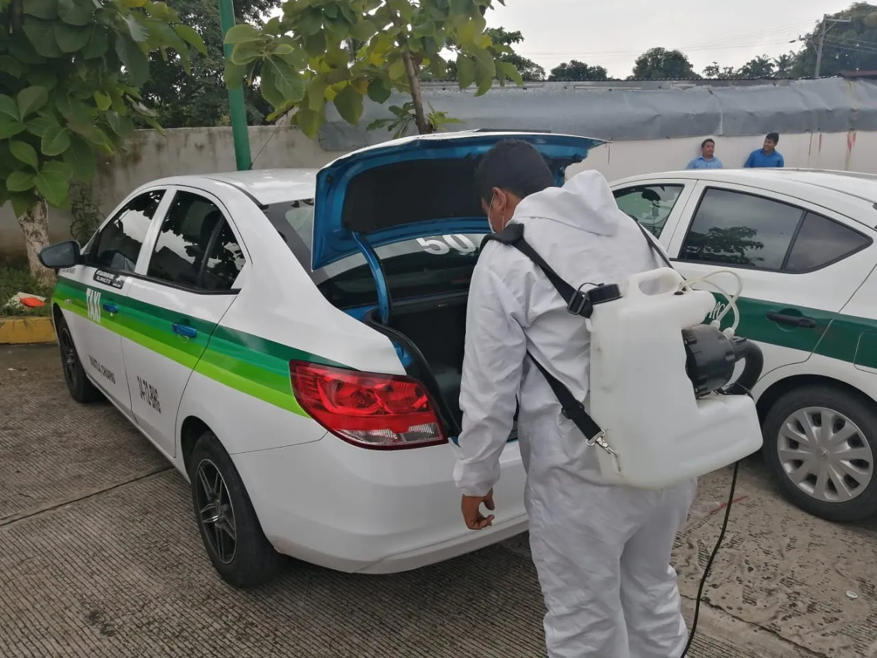 Transportistas sanitizan gratuitamente unidades del servicio público en la lucha contra el Covid-19