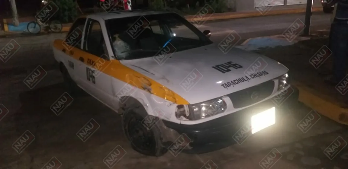 Taxista embiste a un conductor de motocicleta