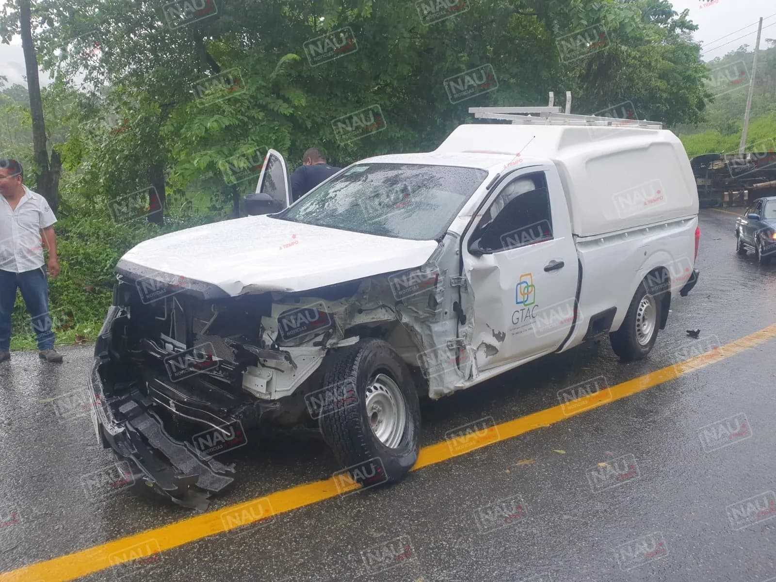 Choque entre un camión de volteo y una camioneta deja un lesionado