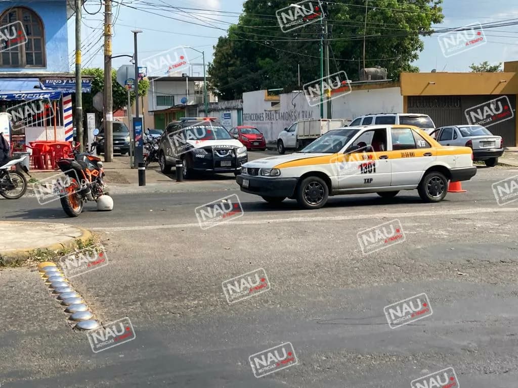 Motociclista es envestido por un taxi en Tapachula.