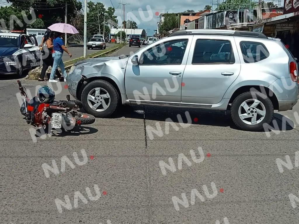 Solo daños deja accidente en el boulevard Akishino