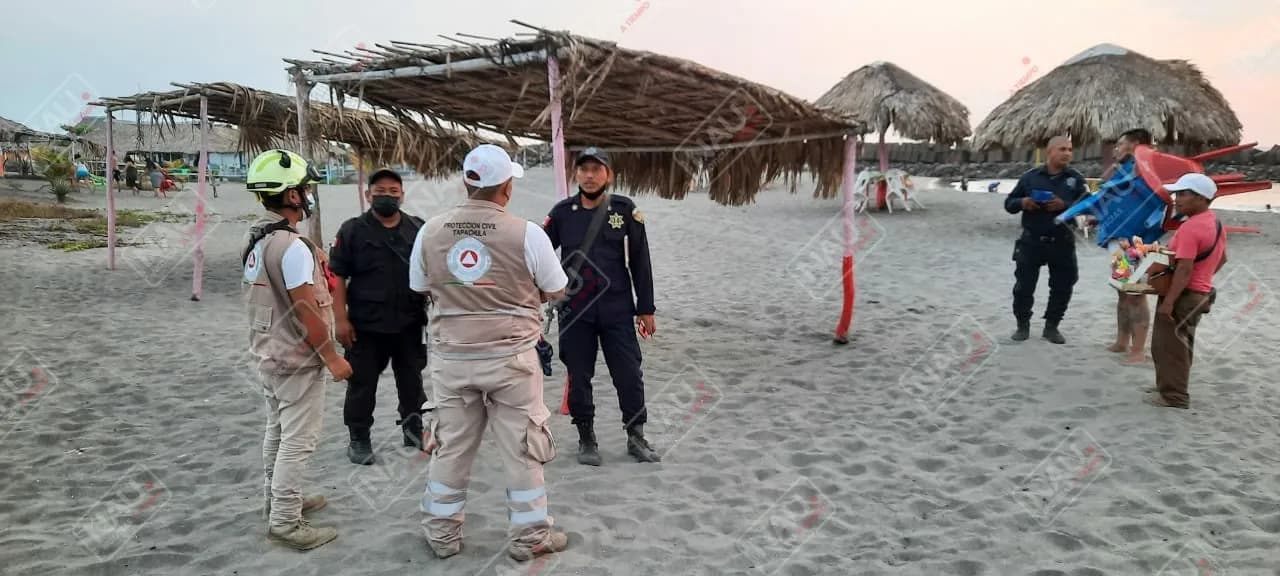 Rescatan a dos personas que se estaban ahogando en playas San Benito