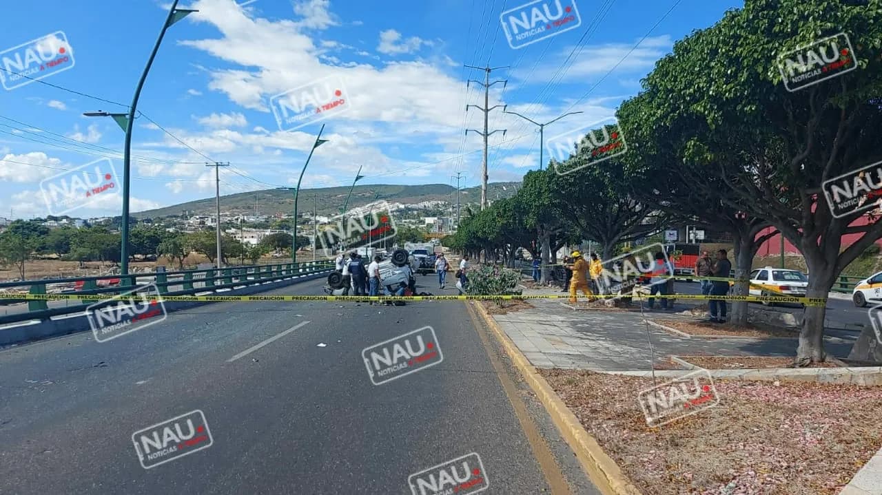 Exceso de velocidad deja volcadura.