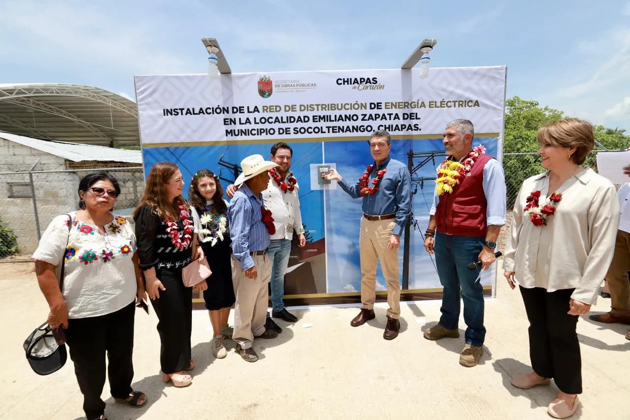 En Socoltenango, inaugura Rutilio Escandón Centro Deportivo e Instalación de Red Eléctrica