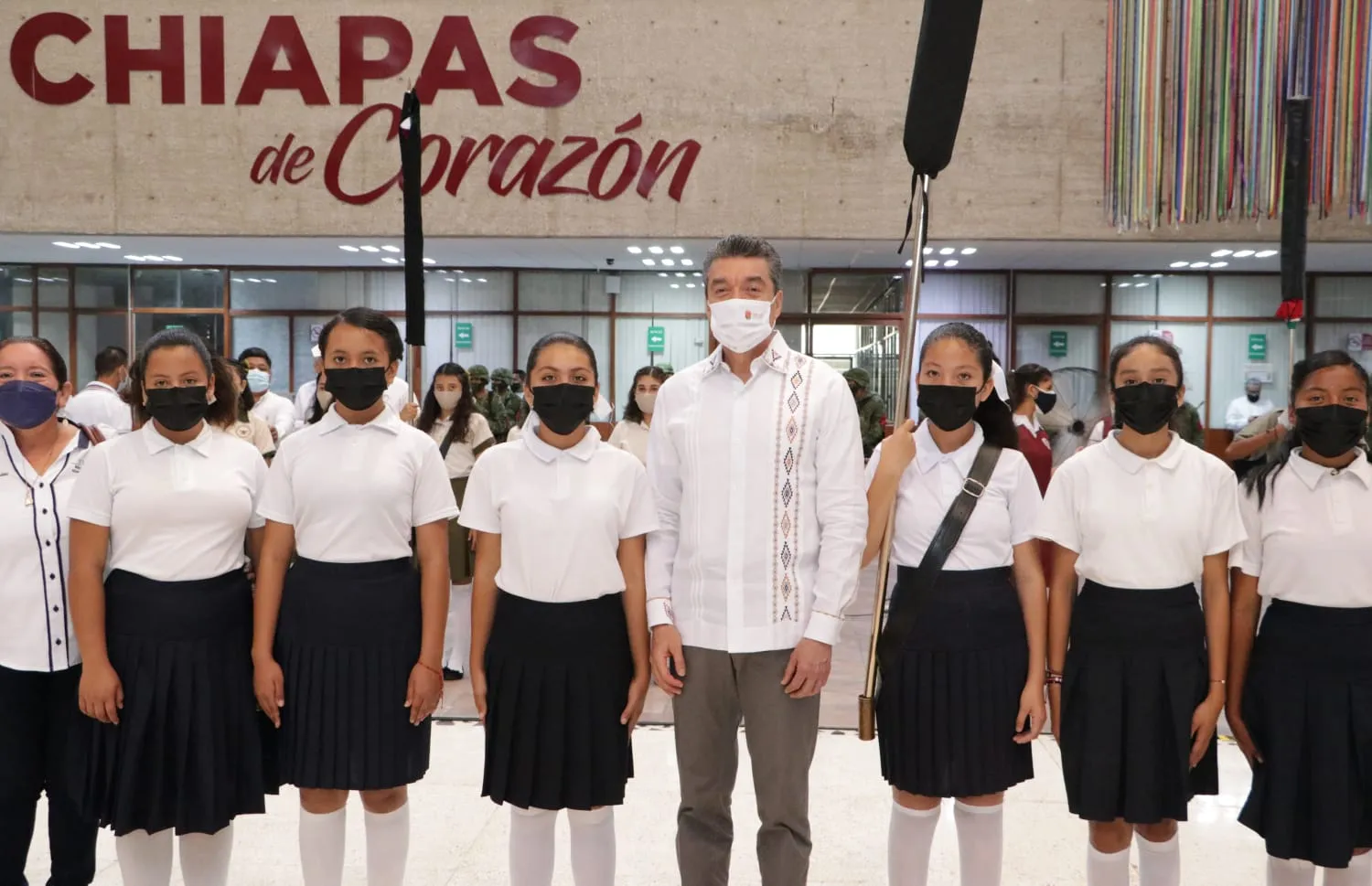 Gobierno de Chiapas abandera escuelas del estado