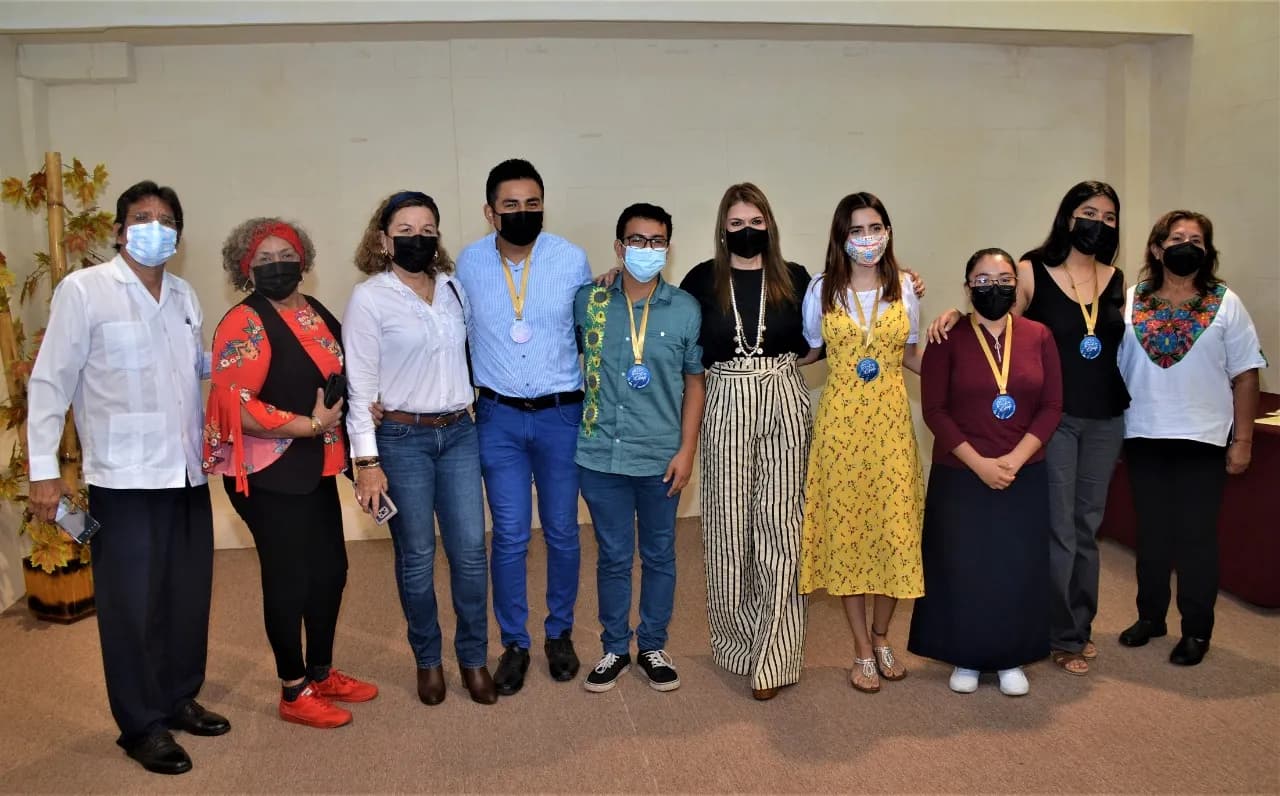 PREMIA ROSY URBINA A GANADORES DEL CONCURSO “TE CUENTO UN CUENTO”