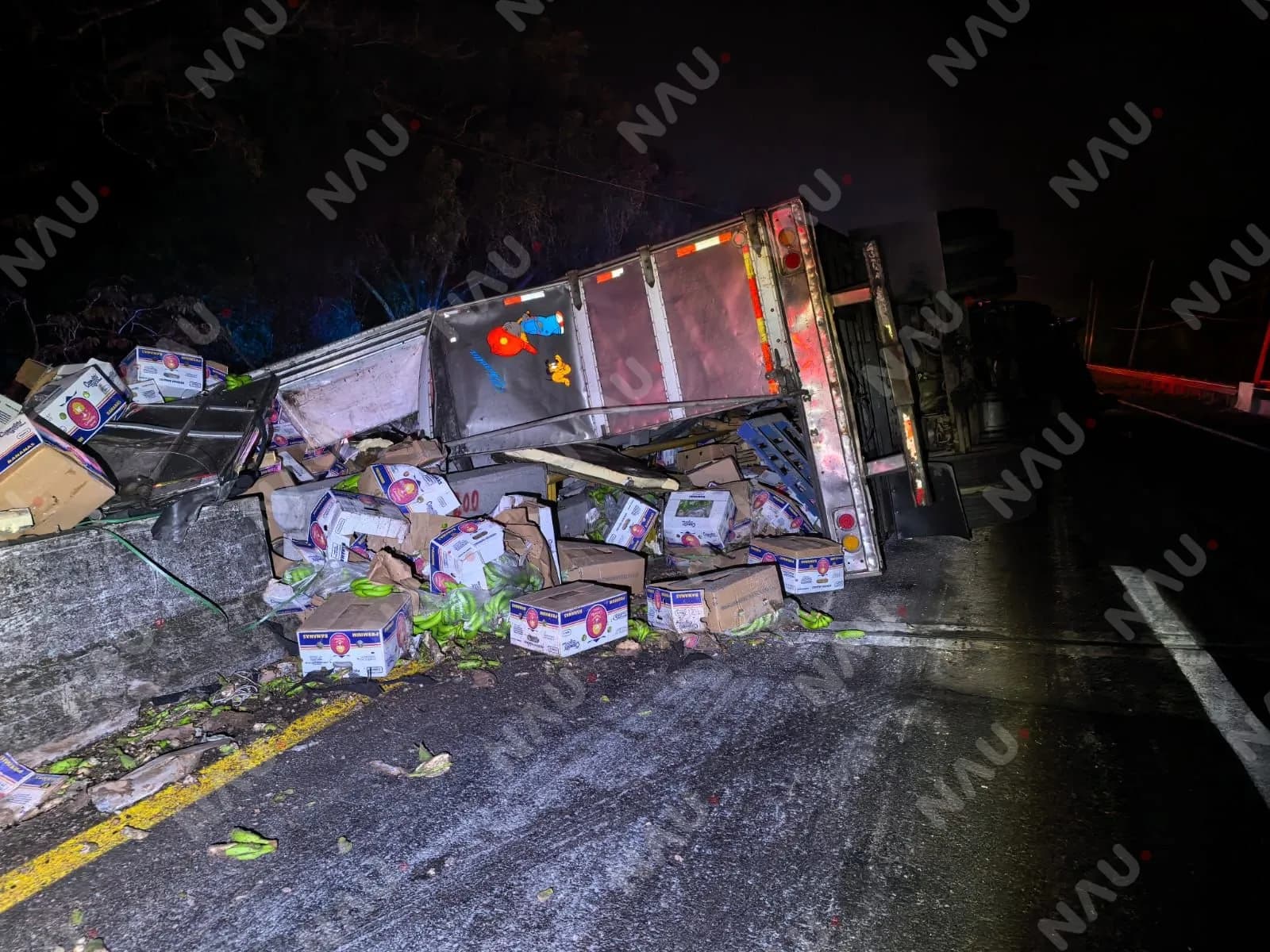 Volcadura de tráiler cargado de plátano colapsa tránsito en la Tapachula – Huehuetán