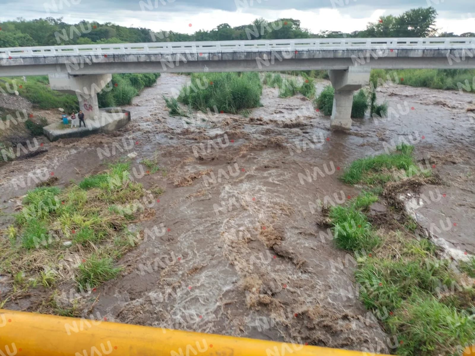 Rescata seguridad pública y protección civil a pareja que quedó atrapada en el río San Nicolás