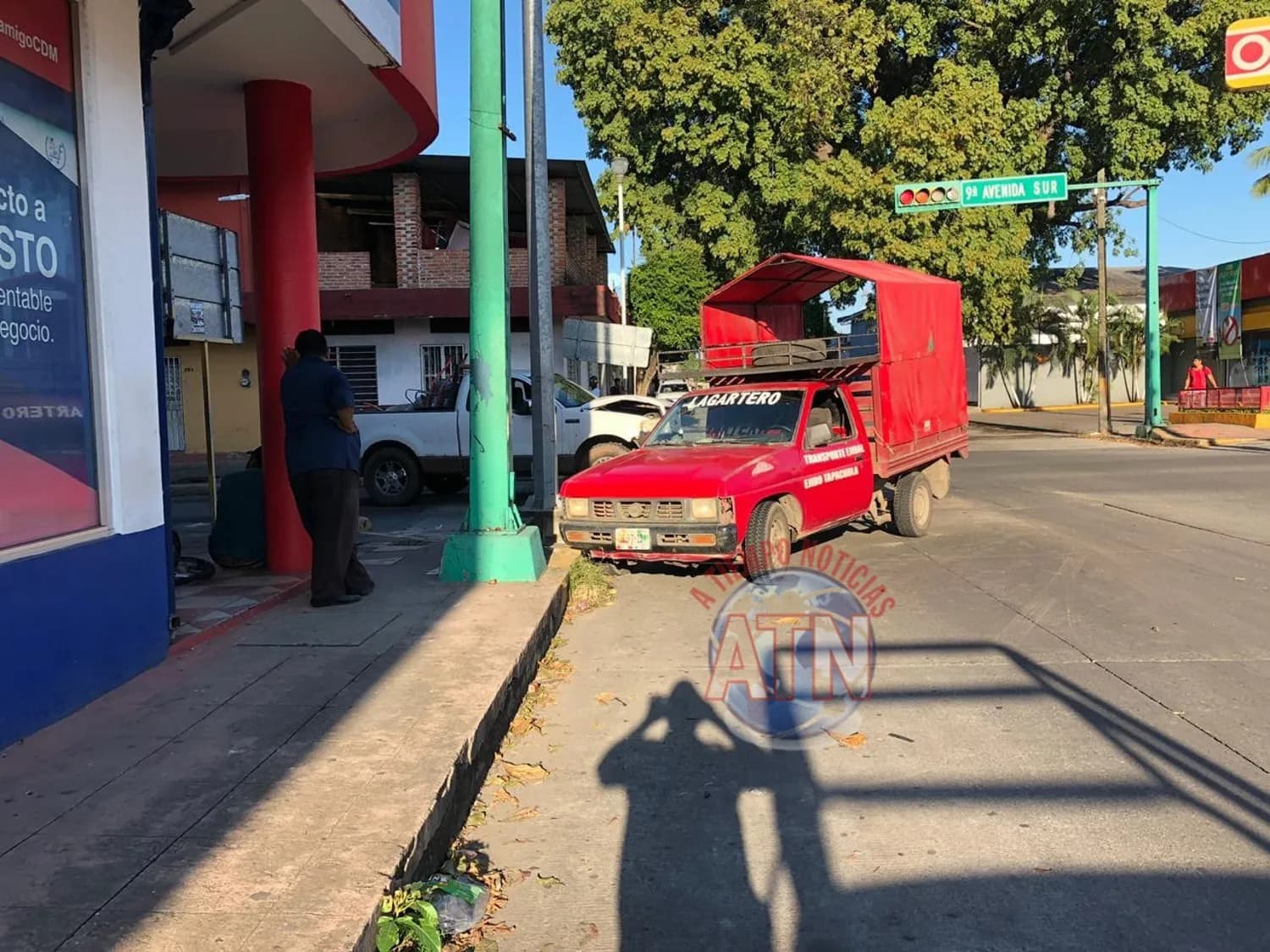 Se dieron con todo en pleno cruce de semáforos