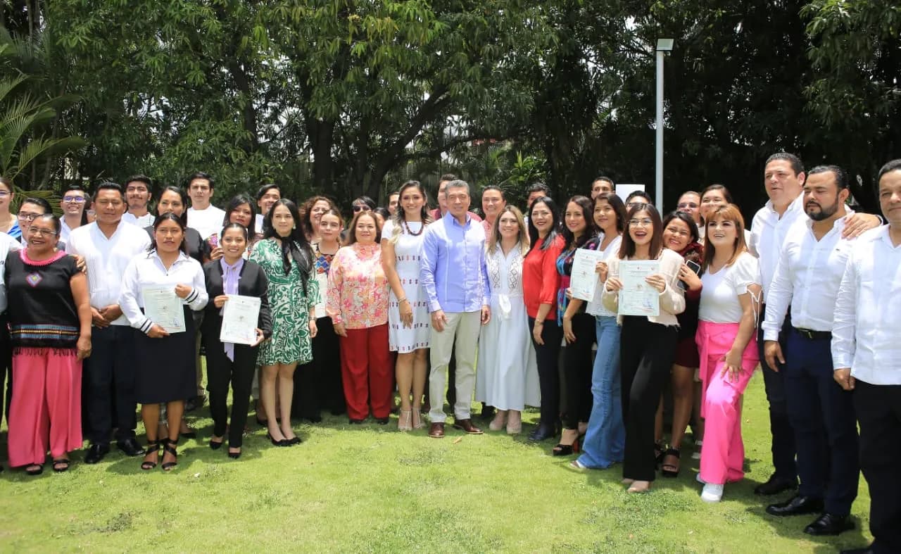 Entrega Rutilio Escandón reconocimientos a jóvenes participantes del Curso Formación en Cultura Política