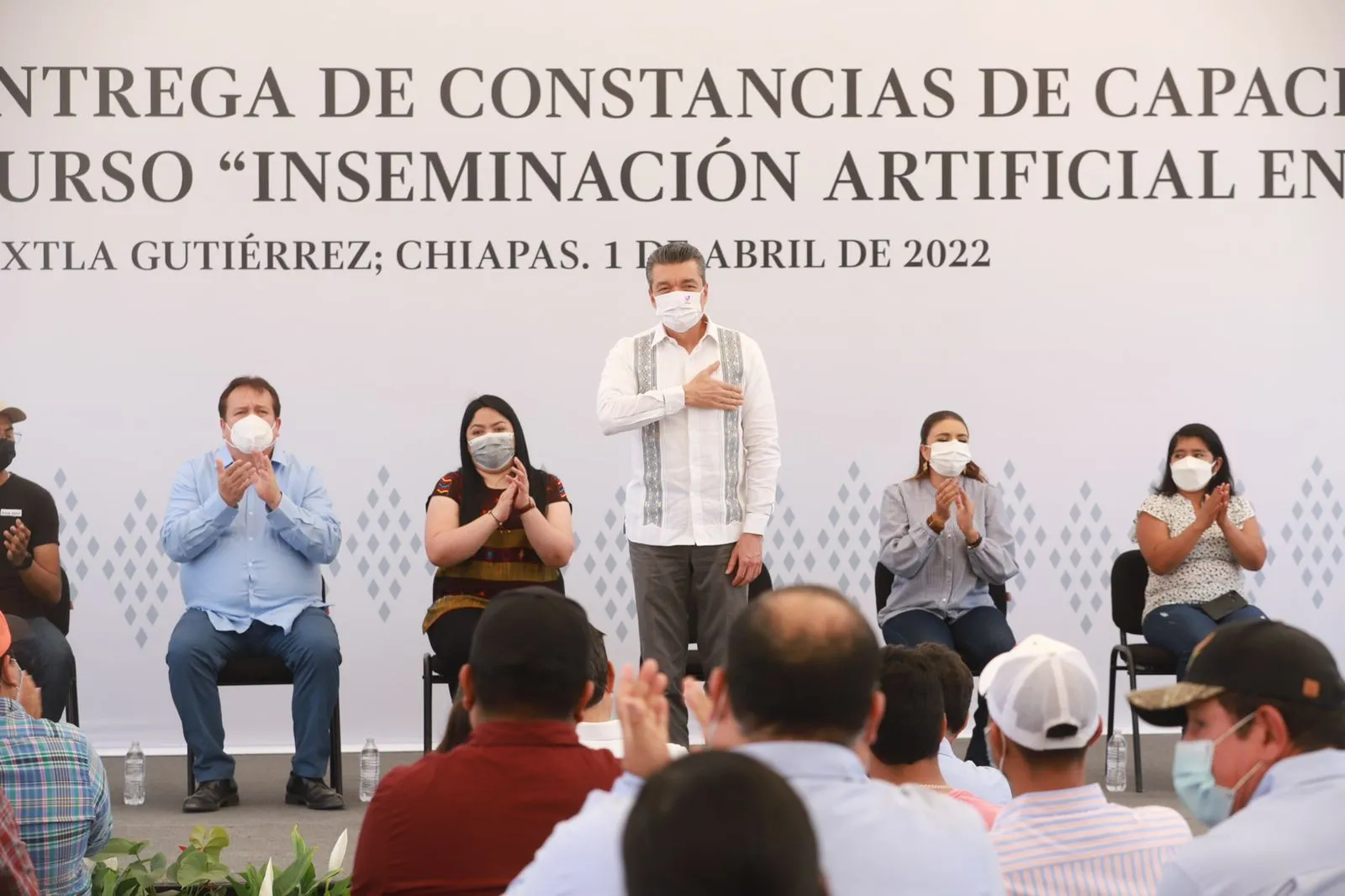 Gobernador entrega certificados del Curso “Inseminación Artificial en Bovinos”