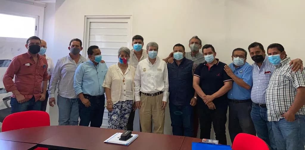 Se reúnen transportistas del Frente de Defensa con titular de la SMyT de Chiapas.