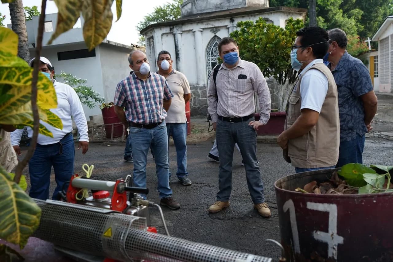 SE FUMIGAN PANTEONES DE LA CIUDAD, PARA EVITAR CONTAGIOS POR DENGUE Y COVID-19