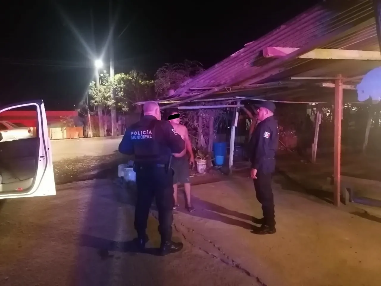 POLICÍAS MUNICIPALES DETIENEN A 2 PERSONAS POR FALTA ADMINISTRATIVA