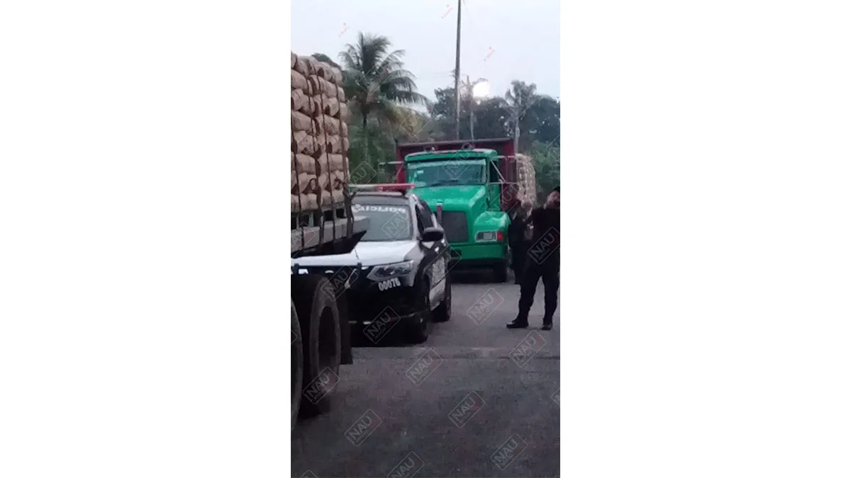 Retienen camiones pesados cargados con cemento en Tuxtla Chico