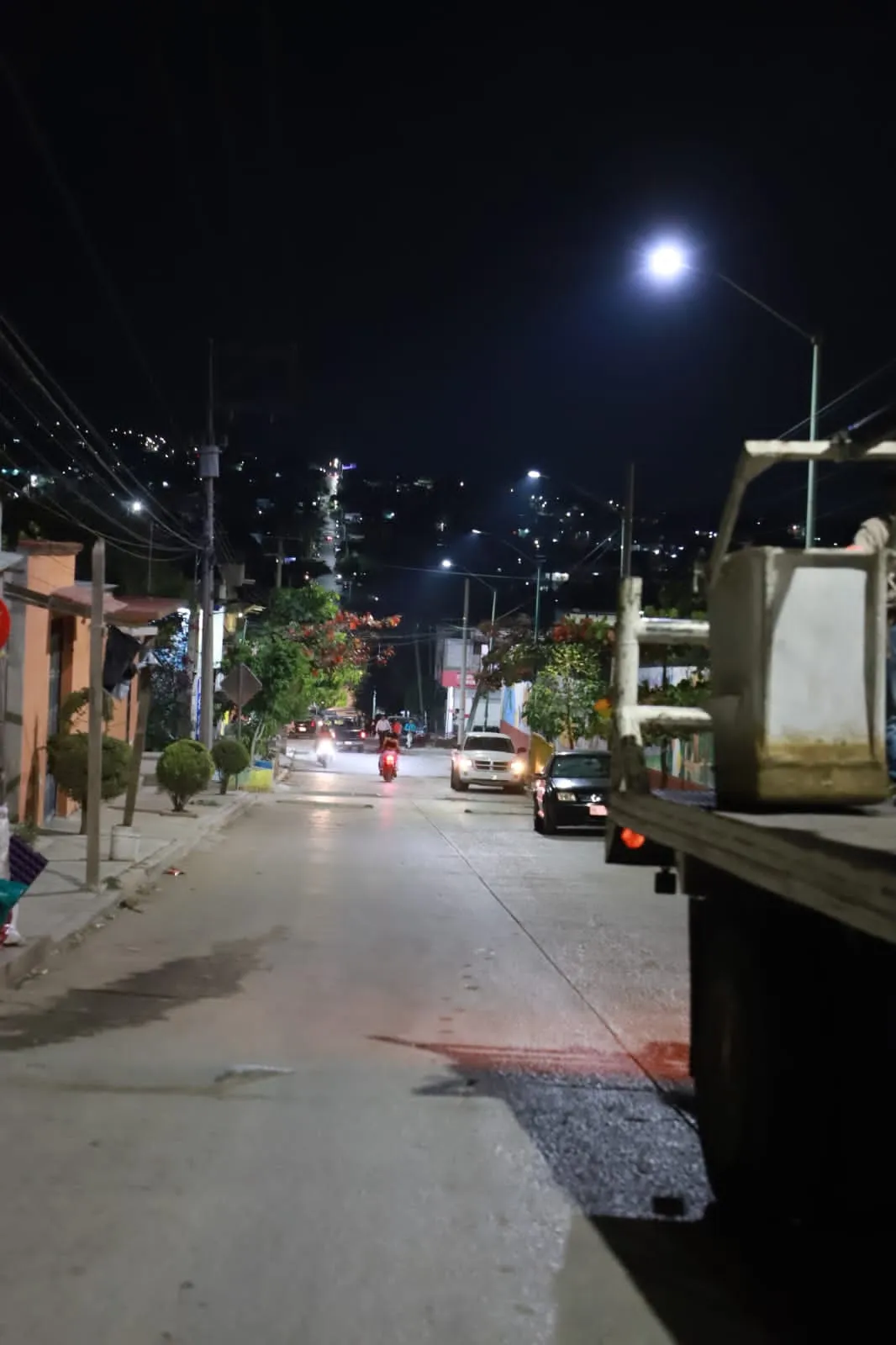 Iluminamos toda la colonia Democrática: Angel Torres