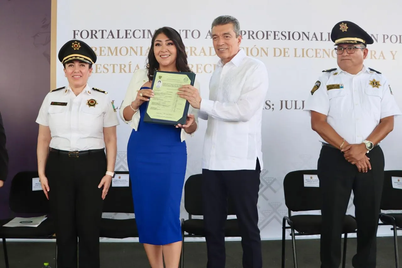 Rutilio Escandón felicita a egresados de la licenciatura y maestrías del Instituto de Formación Policial