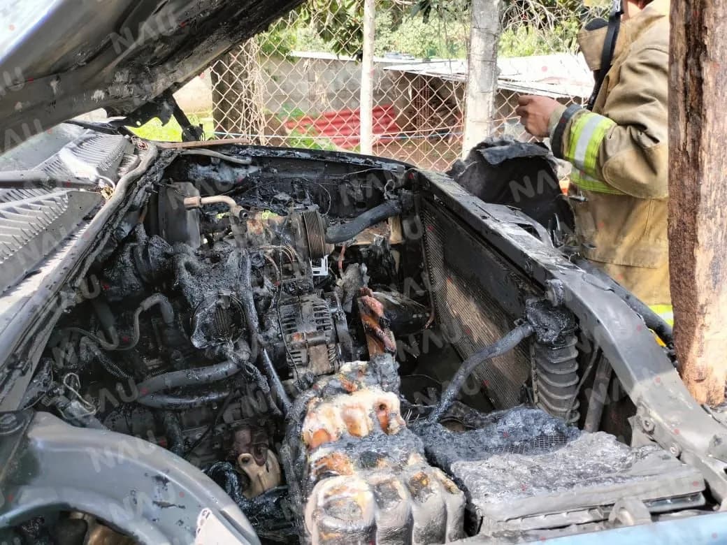Bomberos atienden conato de incendio vehicular en la colonia Lomas del Soconusco