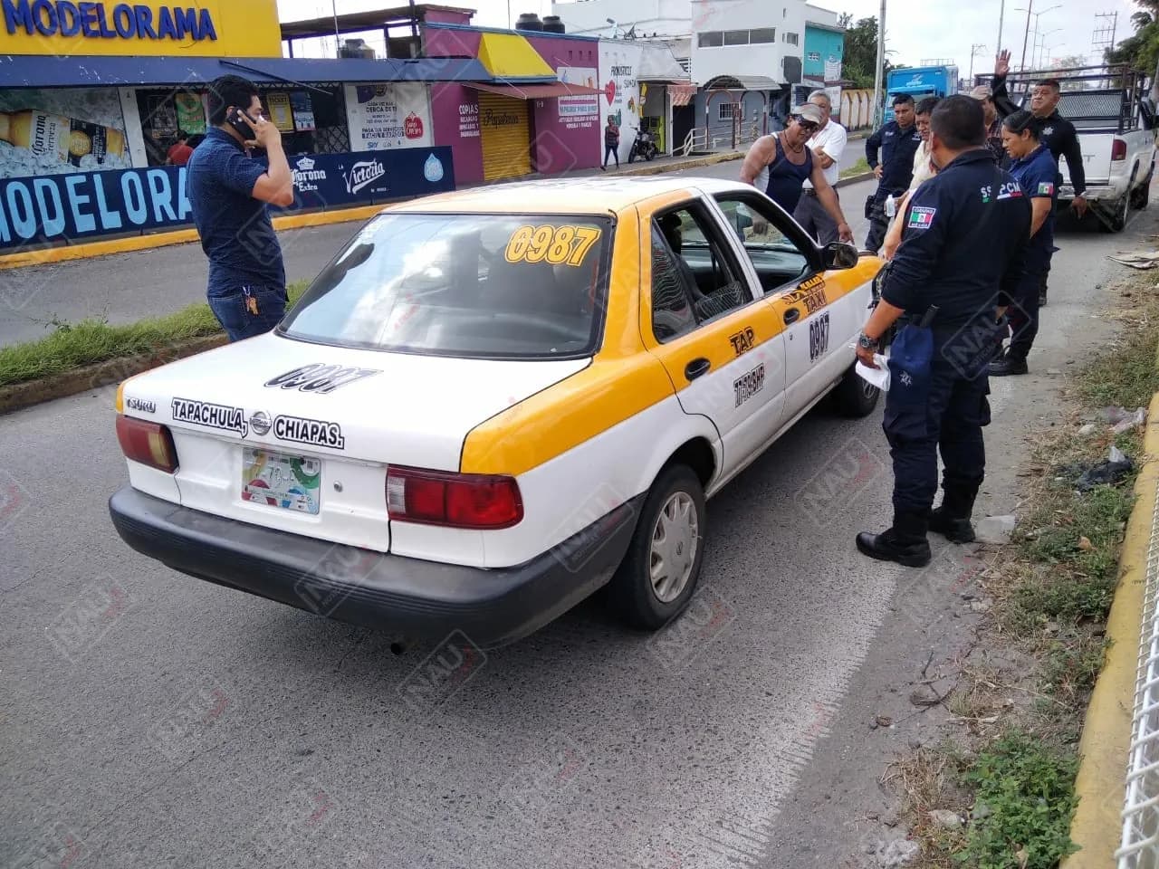 Taxista lesionado al chocar por alcance contra una camioneta