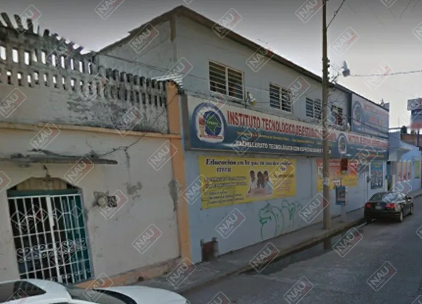 Roban vehículo frente una escuela