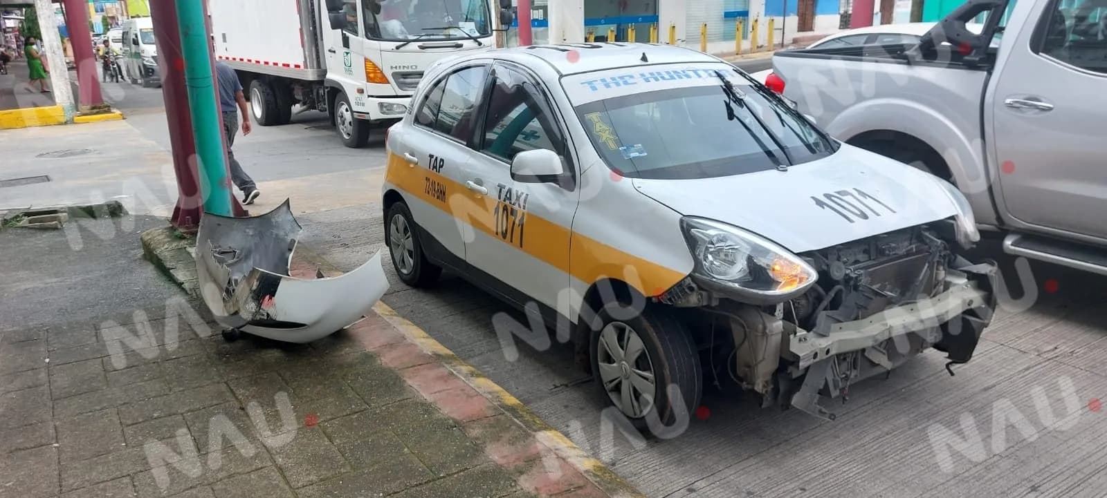 Patrulla contra taxi colisionan en cruce de semáforos