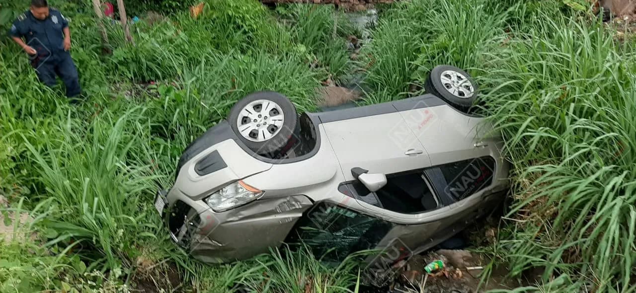Abandonan camioneta que se salió de la carretera