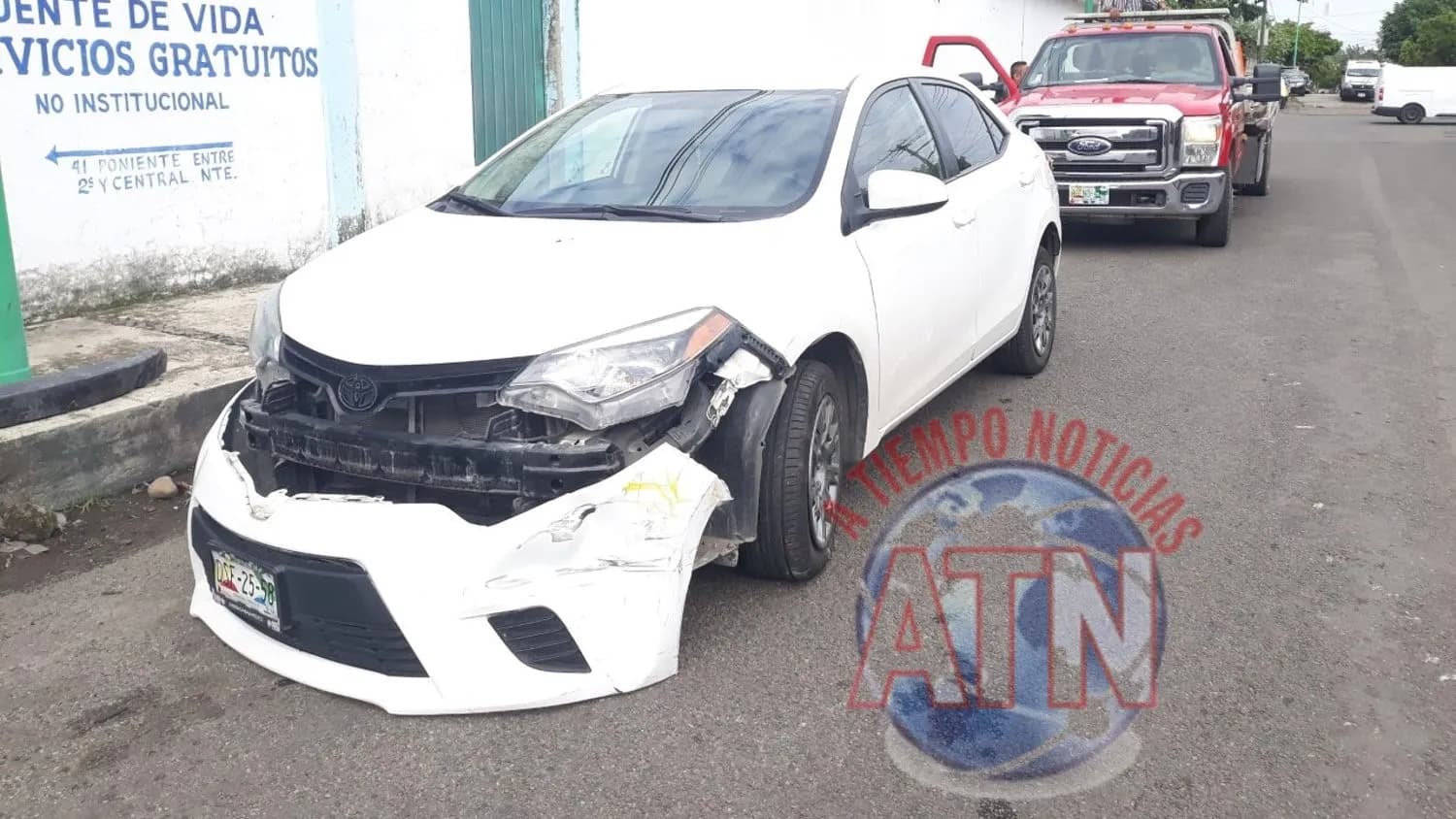 Taxi y vehículo particular chocan en la 5 de febrero