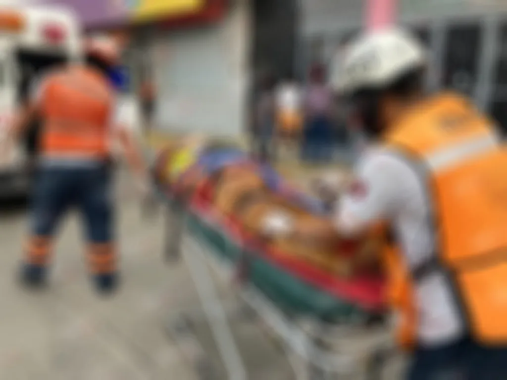 Tres sujetos golpean a una persona a un costado de la Clínica del ISSSTE