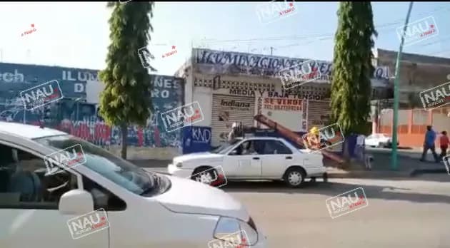 Sujetos que se desplazaban en un carro blanco fueron encarados cuando robaban el cableado eléctrico.