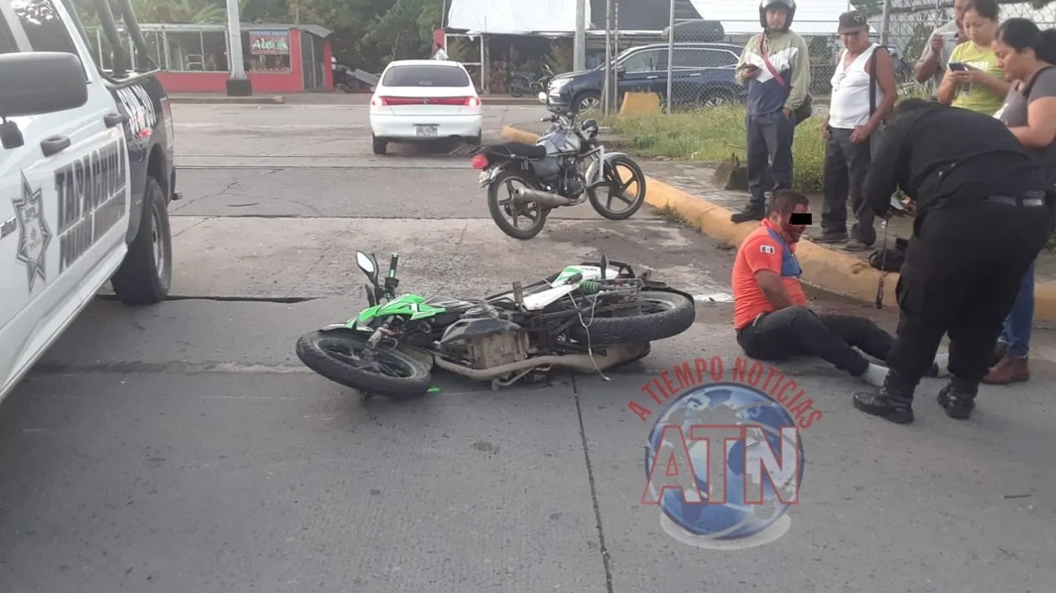 Camioneta impacta a un motociclista y se da a la fuga