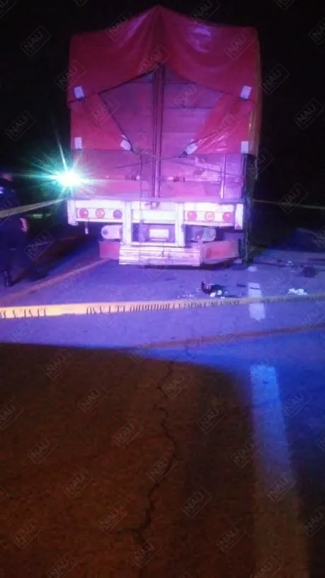 Motociclista se estrelló en la parte de atrás de un tráiler
