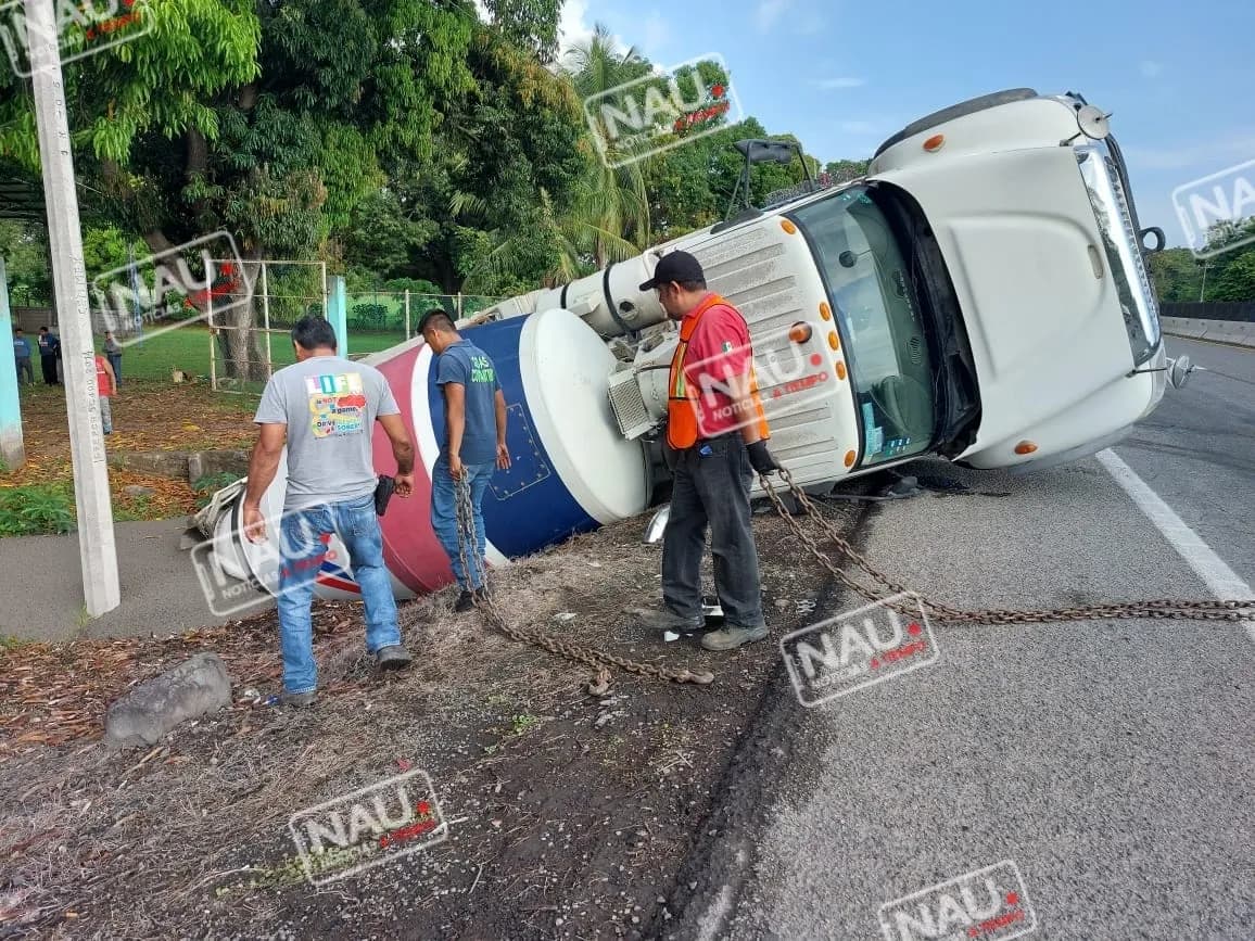 Vuelca camión de Cemex vuelca sobre la carretera Huehuetán – Tapachula.