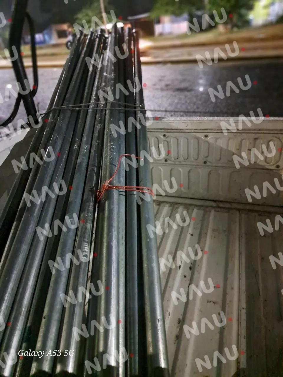 Detienen a tres personas por robo de tubos galvanizados