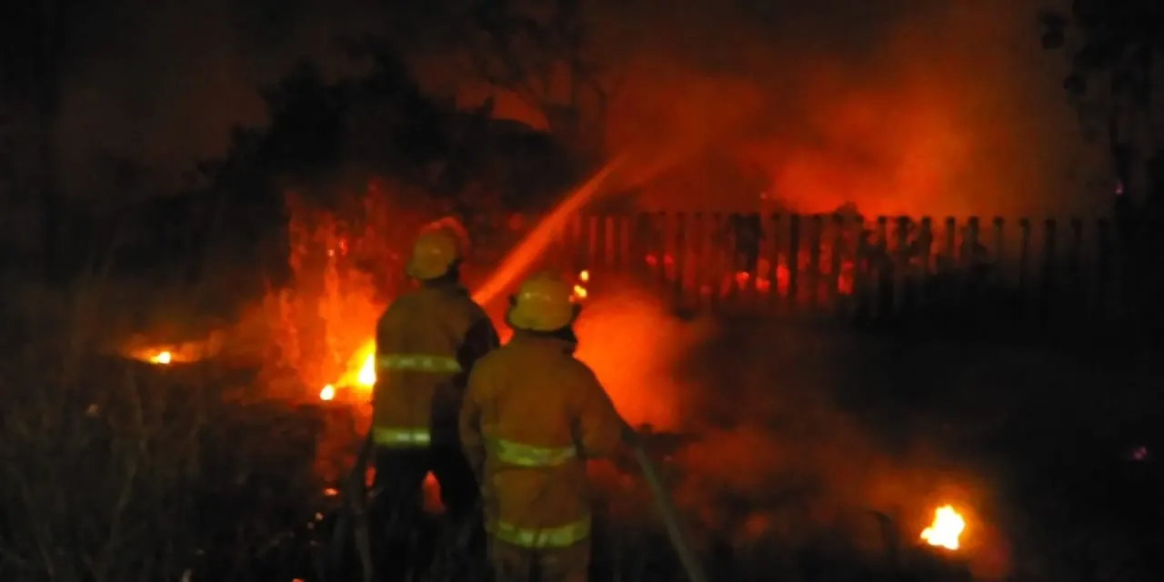 SOFOCAN INCENDIO QUE PONÍA EN PELIGRO A LOS AUTOMOVILISTAS