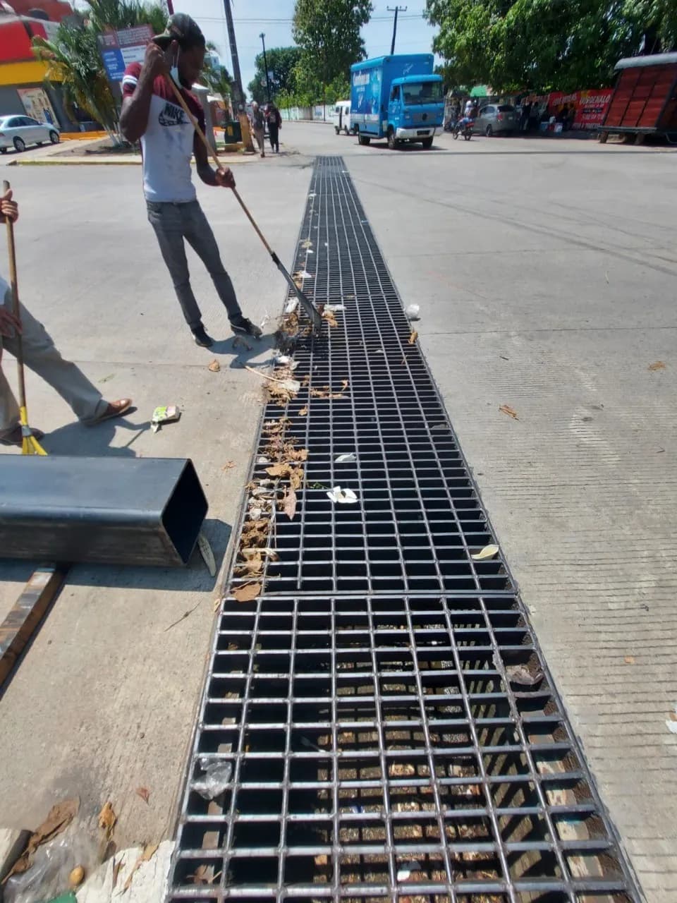 CONTINÚAN LIMPIEZA DE REJILLAS PLUVIALES EN CALLES DE TAPACHULA