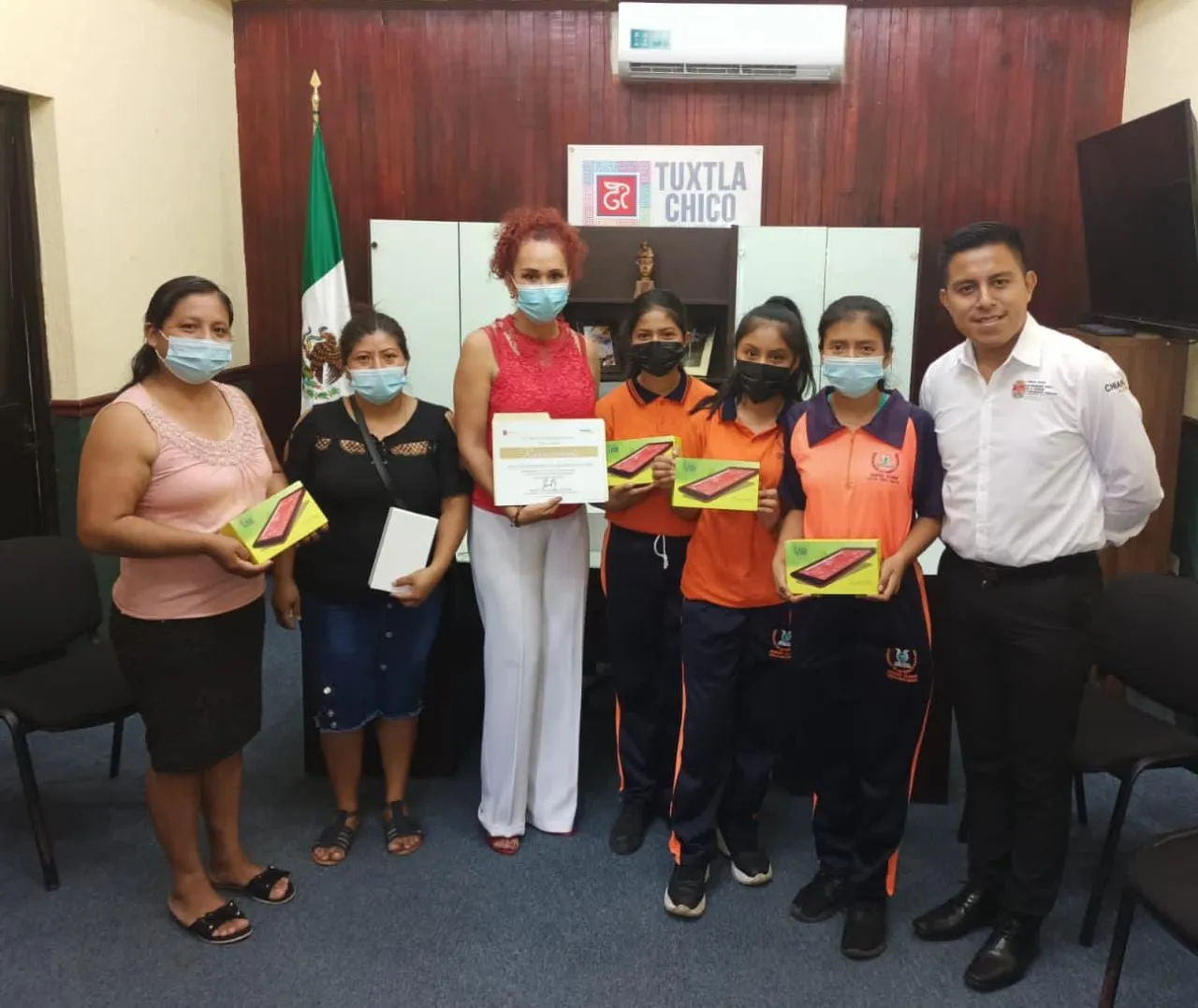 Julio Gamboa entrega tablets a escuelas dentro del programa “Escuela con Valores”