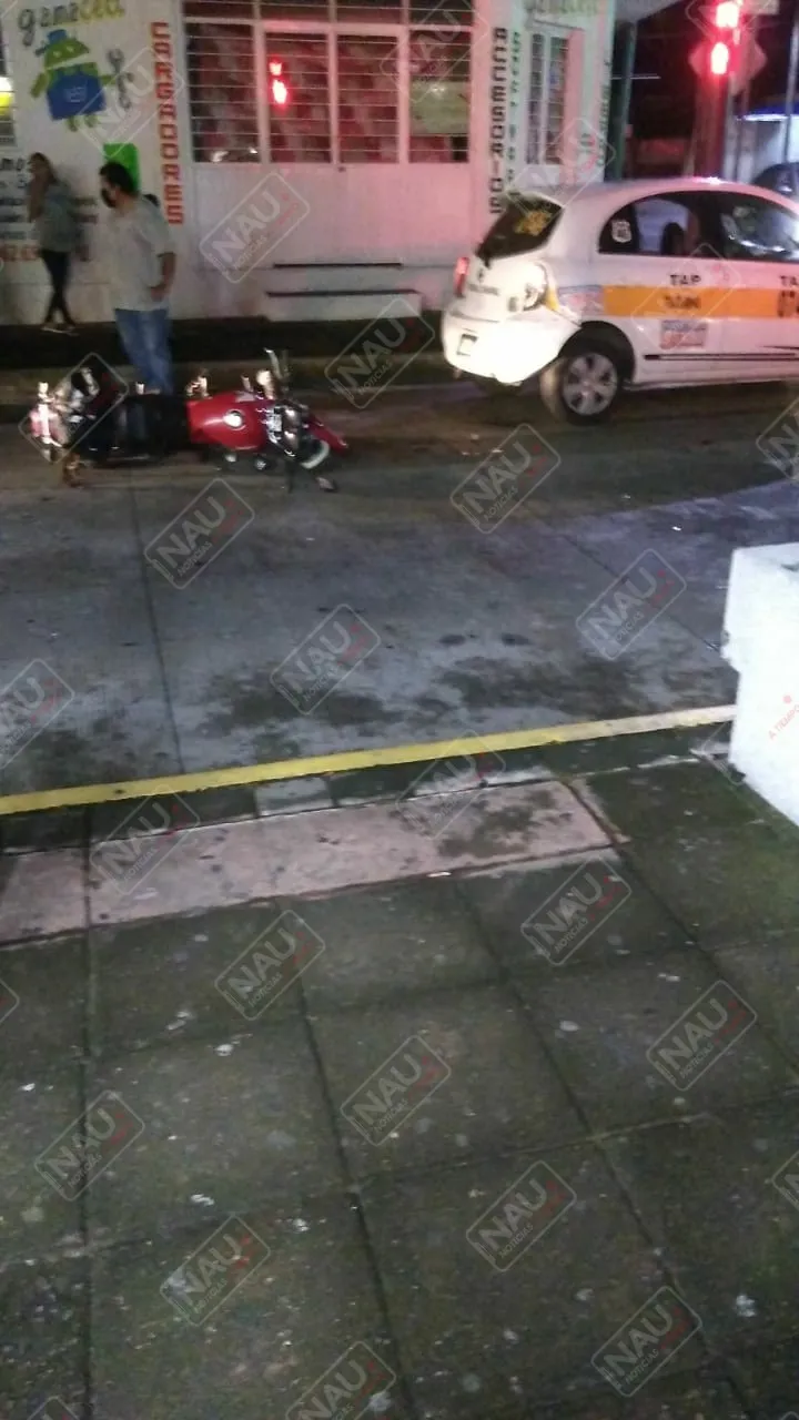 Despistado Motociclista Choca Contra Taxi
