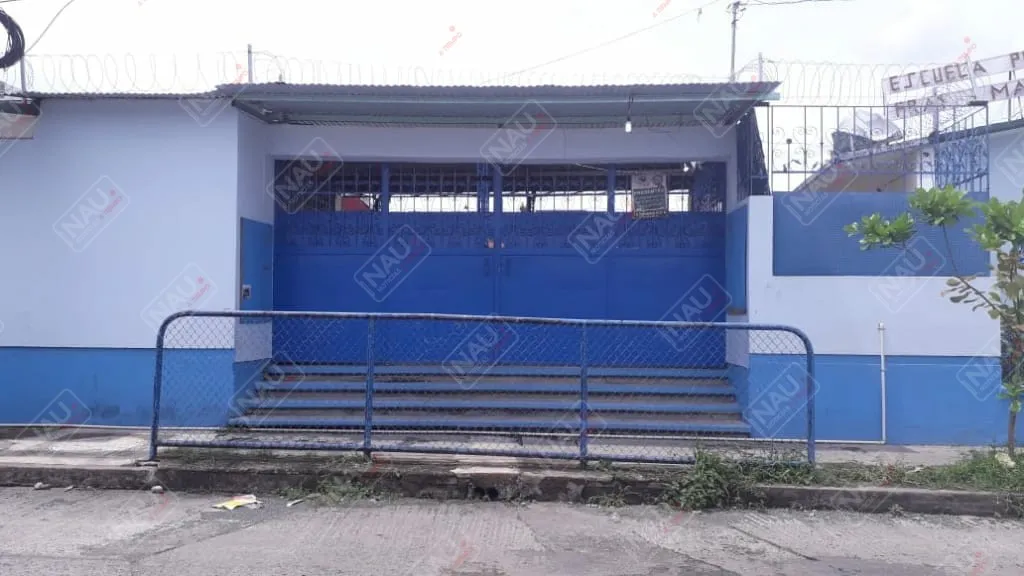 Integrantes de la Banda Barrio 18 hacen destrozos en una escuela