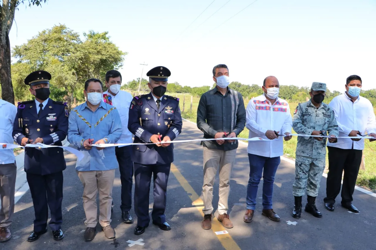 Tras añeja petición, Rutilio Escandón inaugura tramo carretero hacia Zona Aérea Militar, en Palenque