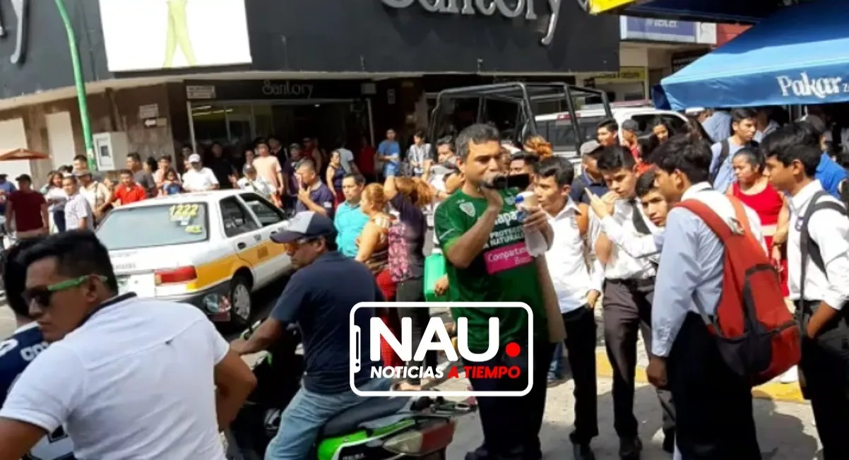 Inspectores y policías municipales se enfrentan con vendedores ambulantes